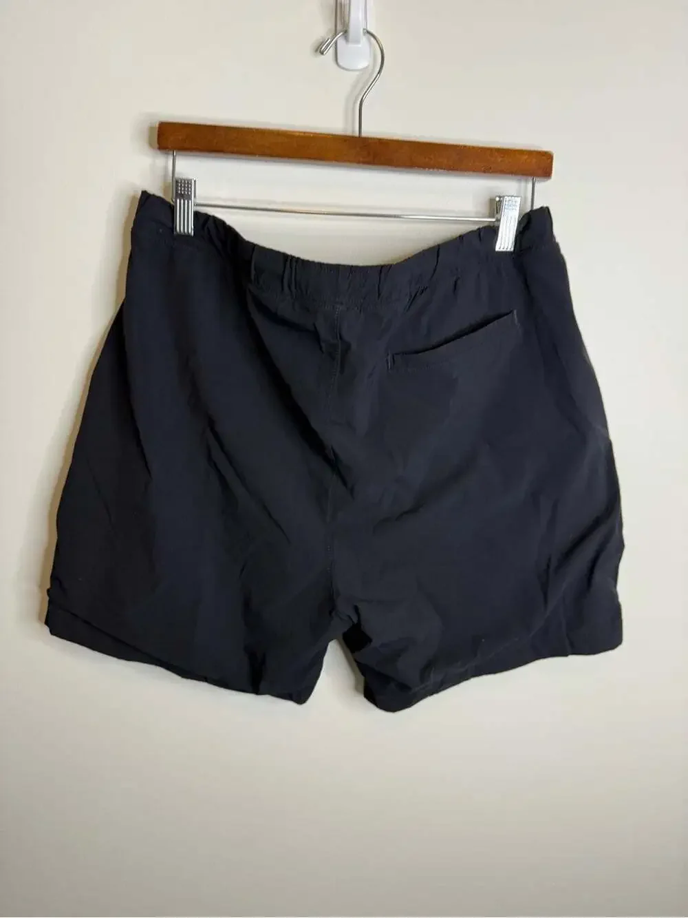 Abercrombie & Fitch black Flat-Front Men's Shorts size large